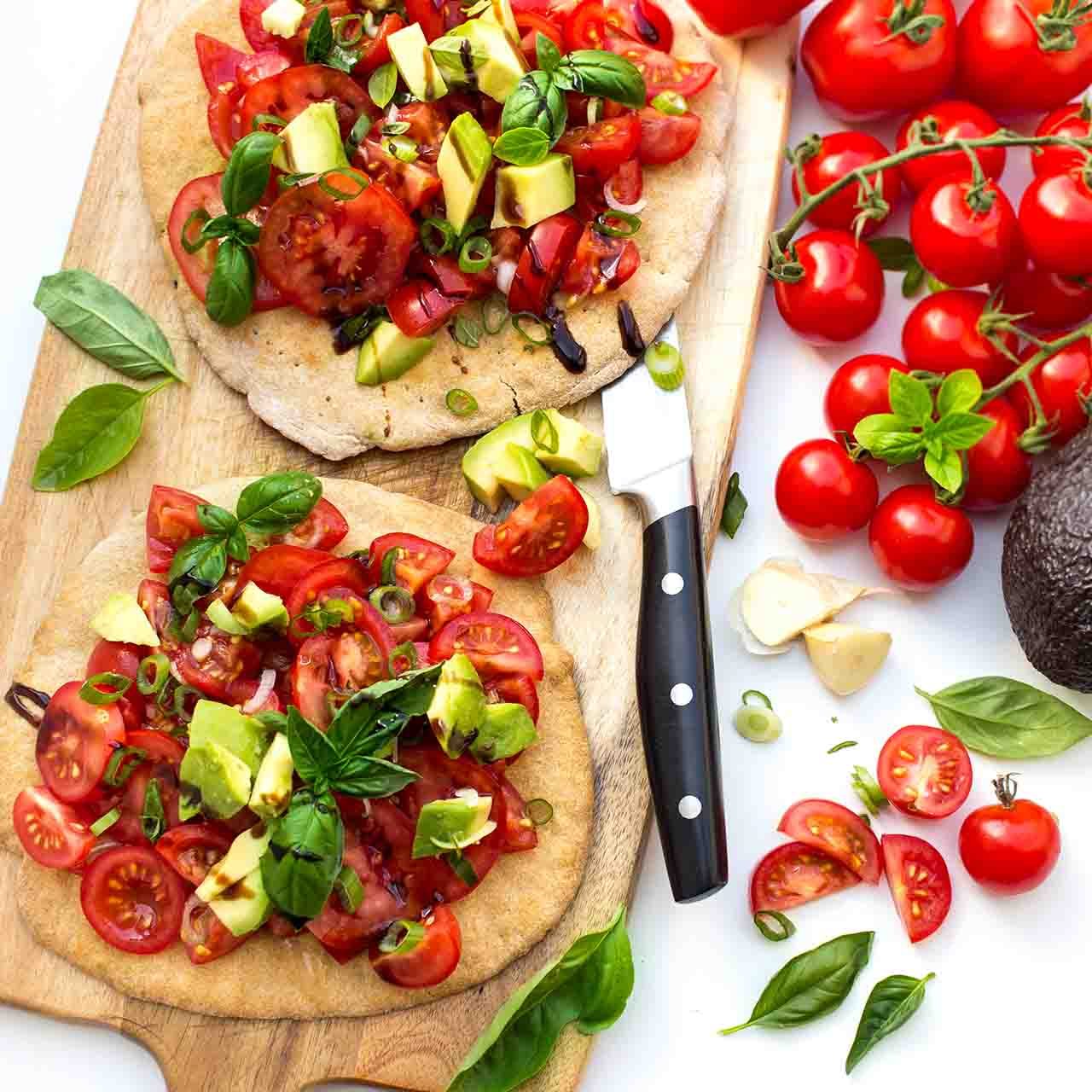 Tomatensalat-auf-Pitabrot