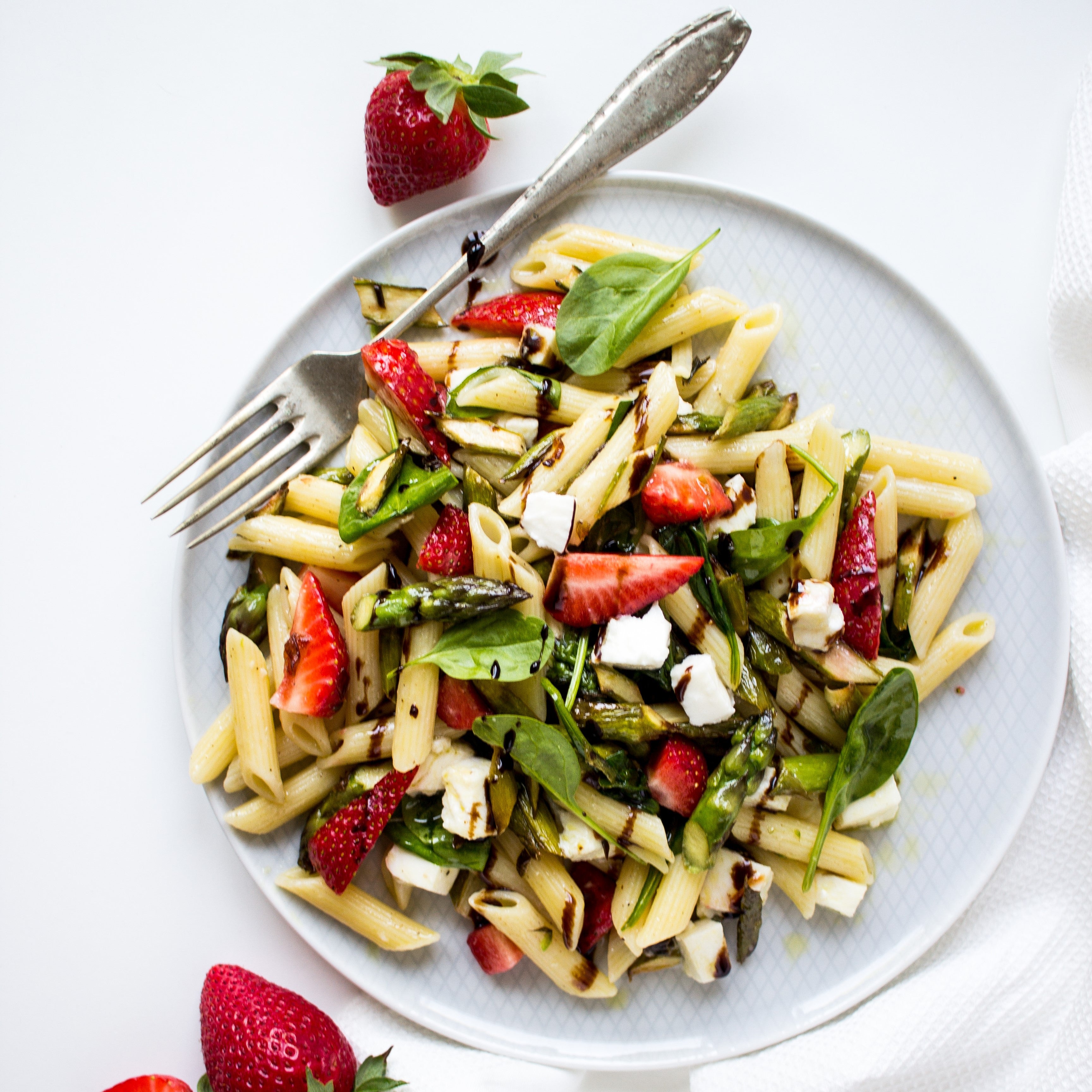 Lauwarmer Spargel-Nudelsalat mit frischen Erdbeeren