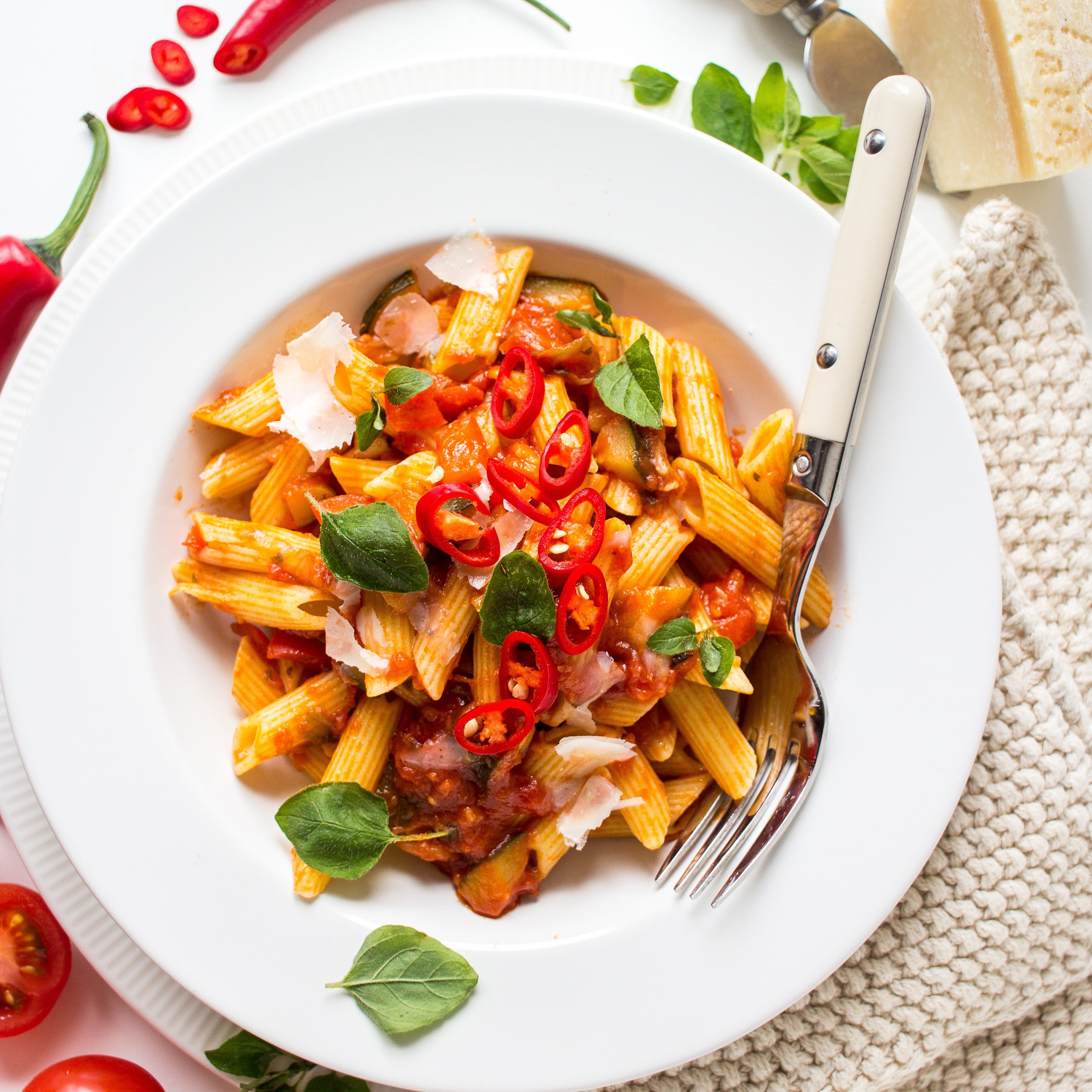 Würzige Penne mit Tomaten und Cili