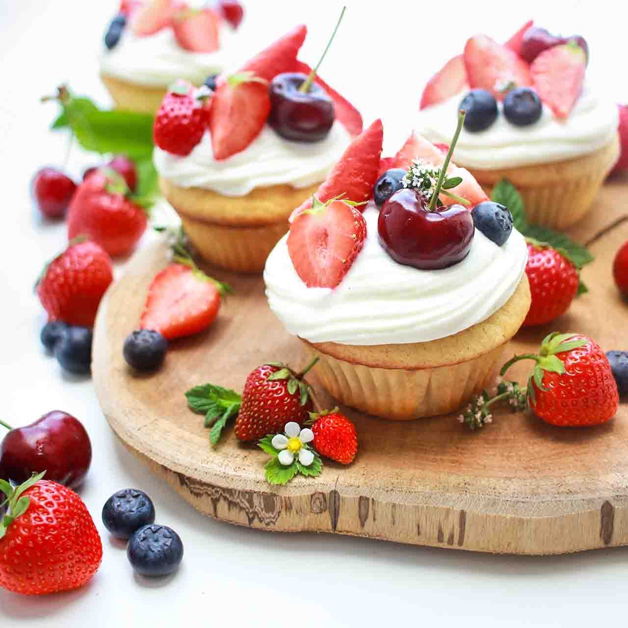 Sommerliche Cupcakes mit frischen Beeren