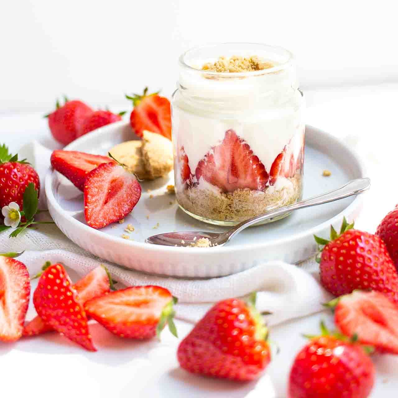 Flottes Erdbeer-Dessert im Glas