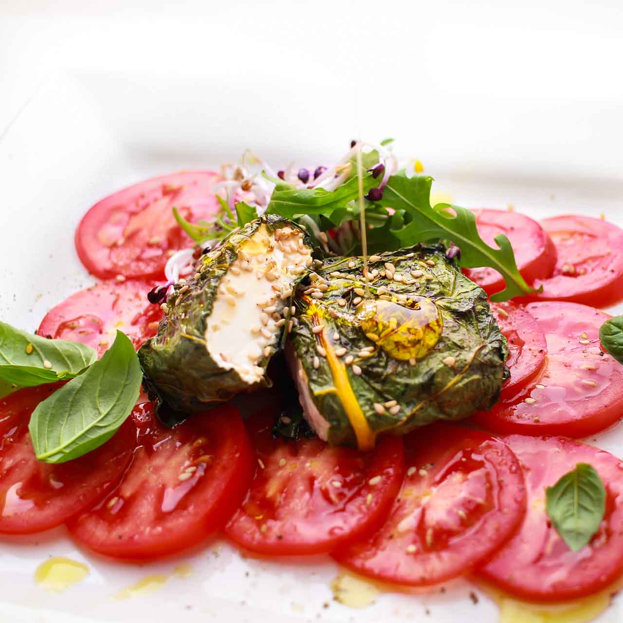 Feta in Mangold auf Tomaten Feta in Mangold auf Tomaten