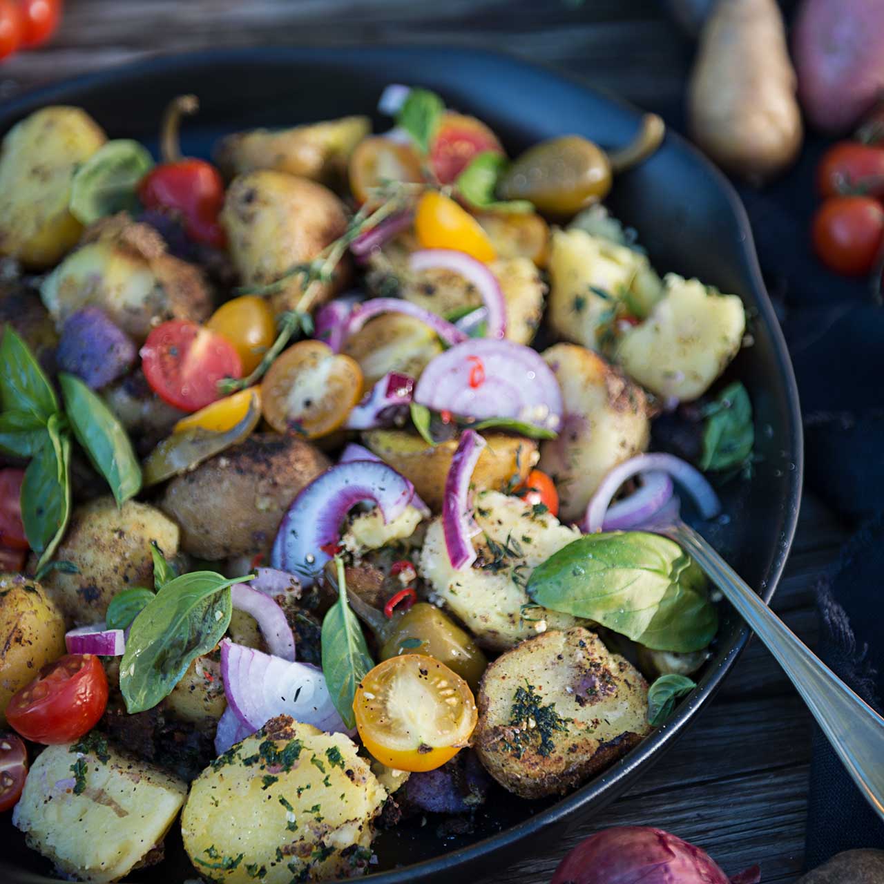 Scharfer, gerösteter Kartoffelsalat mit Tomaten