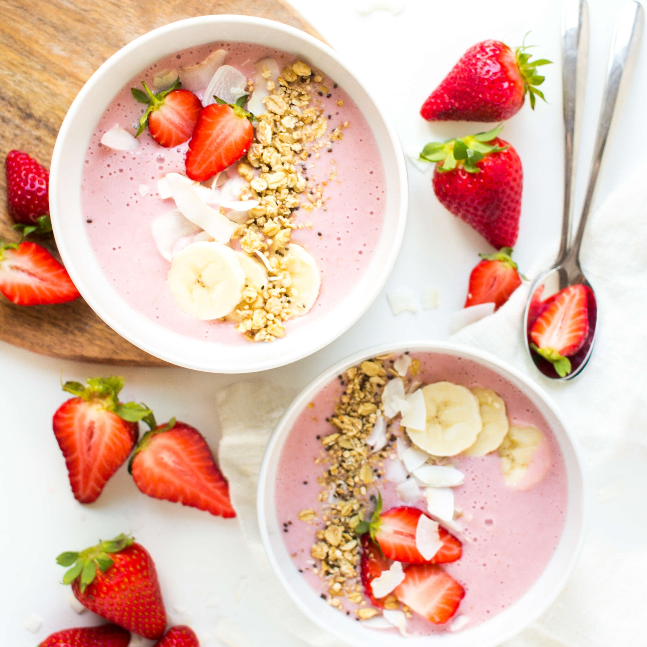 Smoothie Bowl mit Erdbeeren und Granola