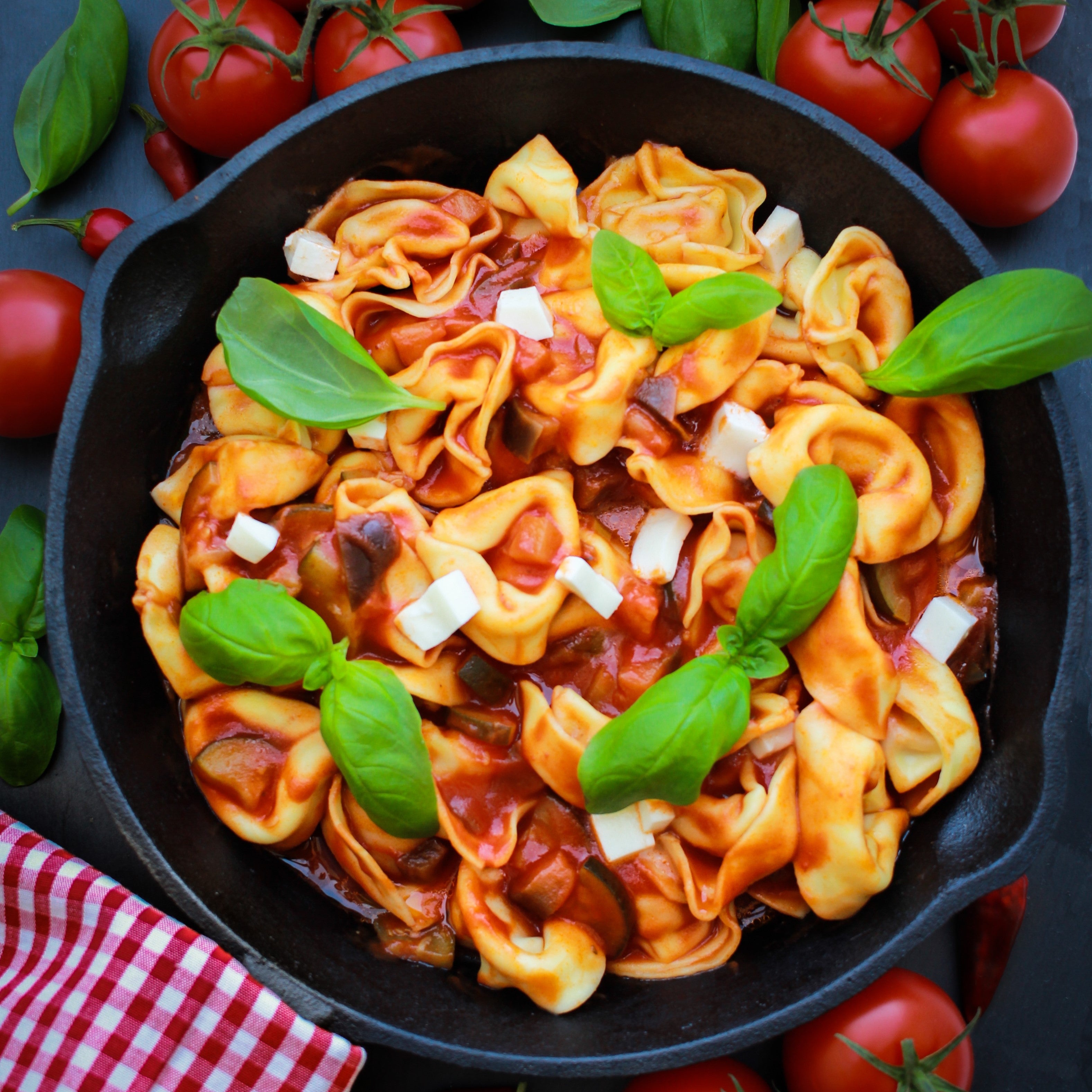 Tortelloni in würziger Tomatensauce