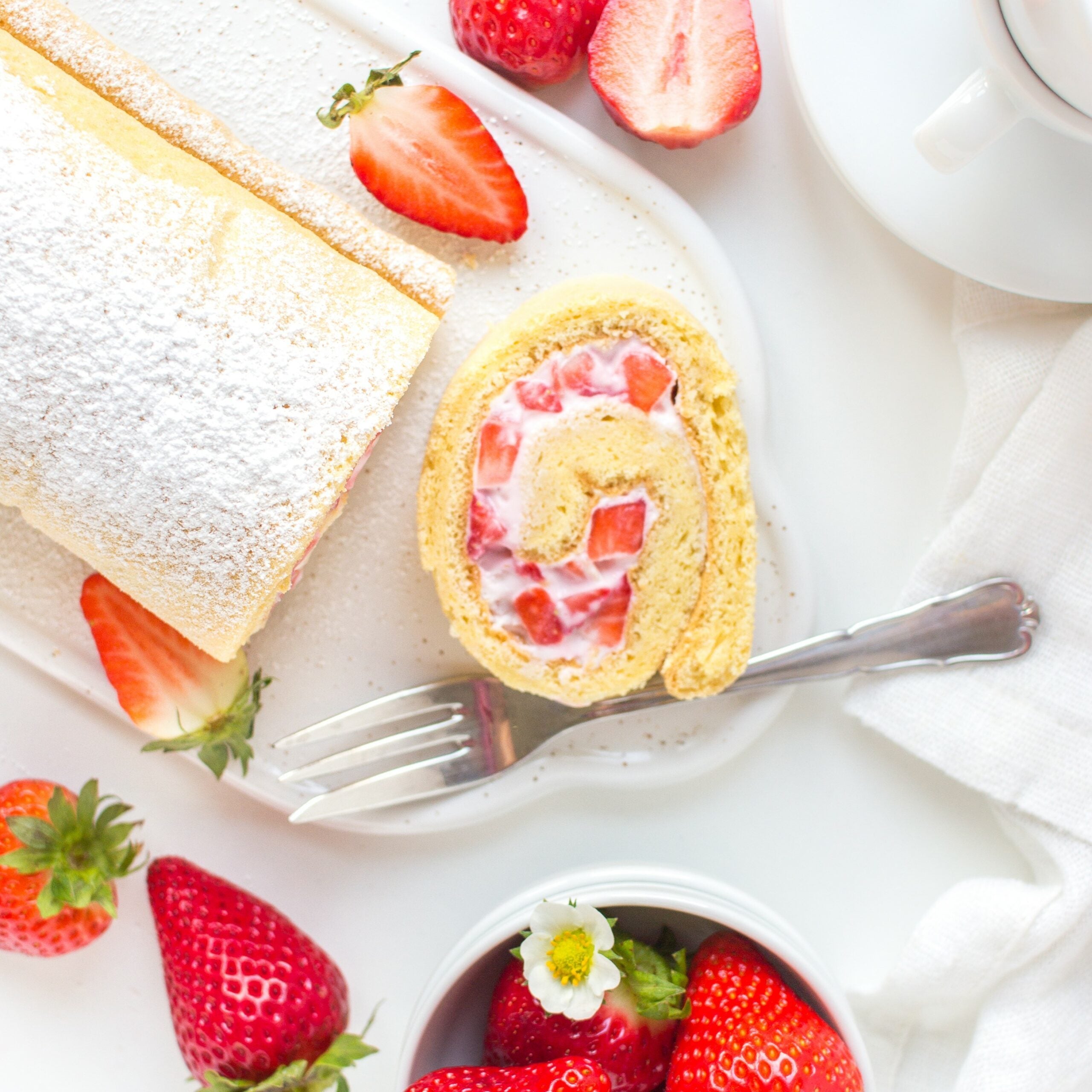 Erdbeerroulade mit frischen Erdbeeren - Gusta Garden